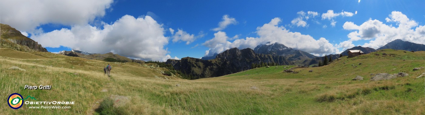 51 VIsta panoramica sul pianoro prativo del Monte Campo.jpg